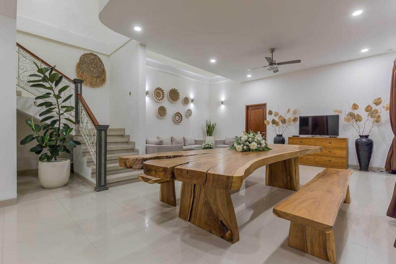 Freehold 4-Bedroom Villa Near Berawa Beach, Canggu — Move-In Ready, Walk to Beach Clubs