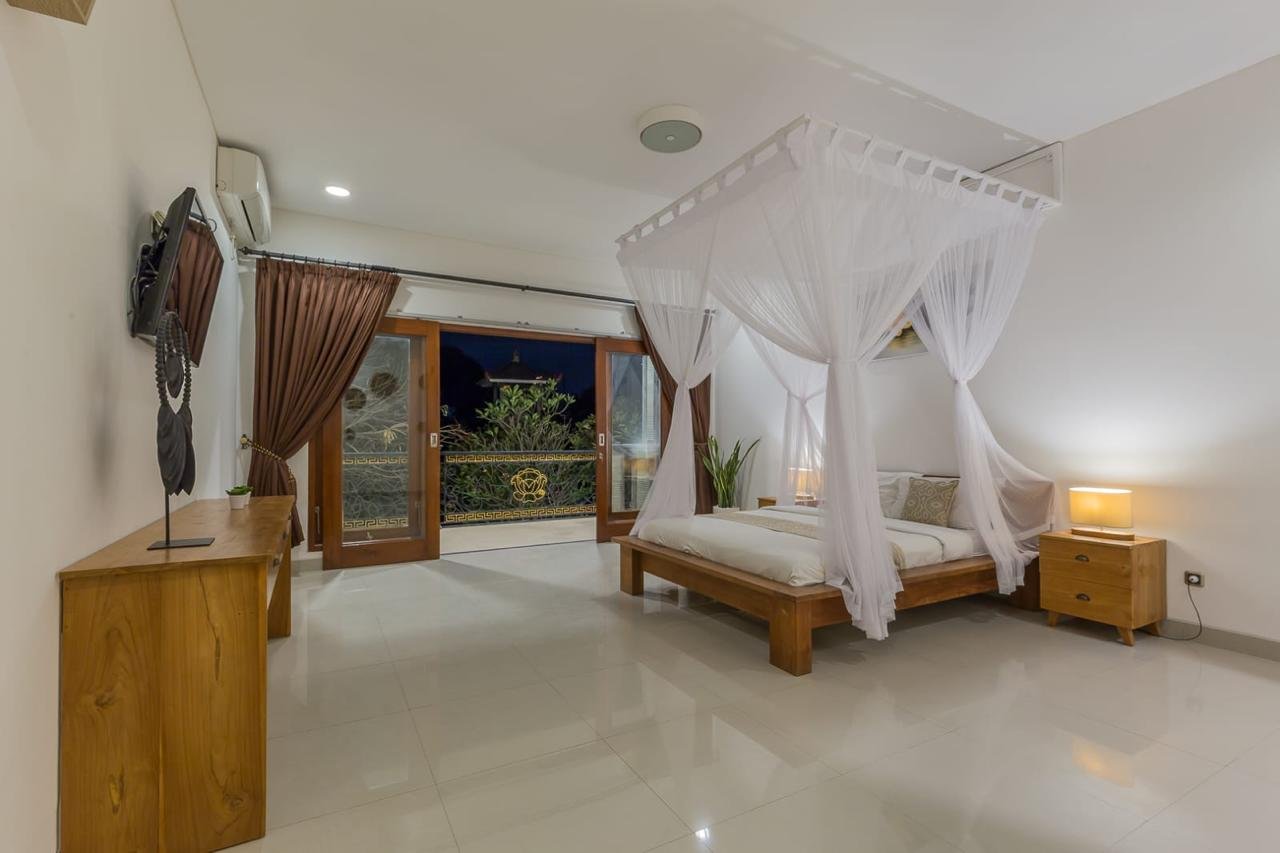 Freehold 4-Bedroom Villa Near Berawa Beach, Canggu — Move-In Ready, Walk to Beach Clubs