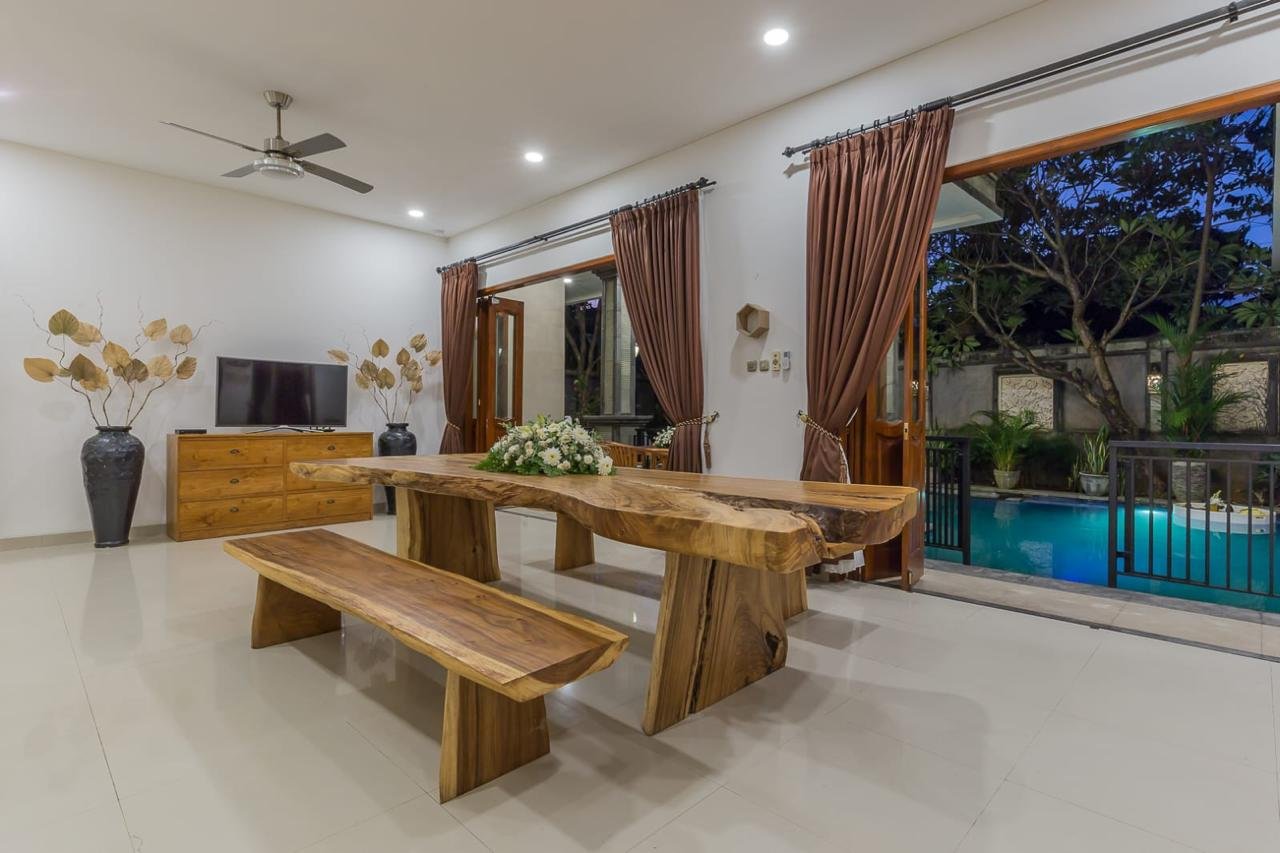 Freehold 4-Bedroom Villa Near Berawa Beach, Canggu — Move-In Ready, Walk to Beach Clubs