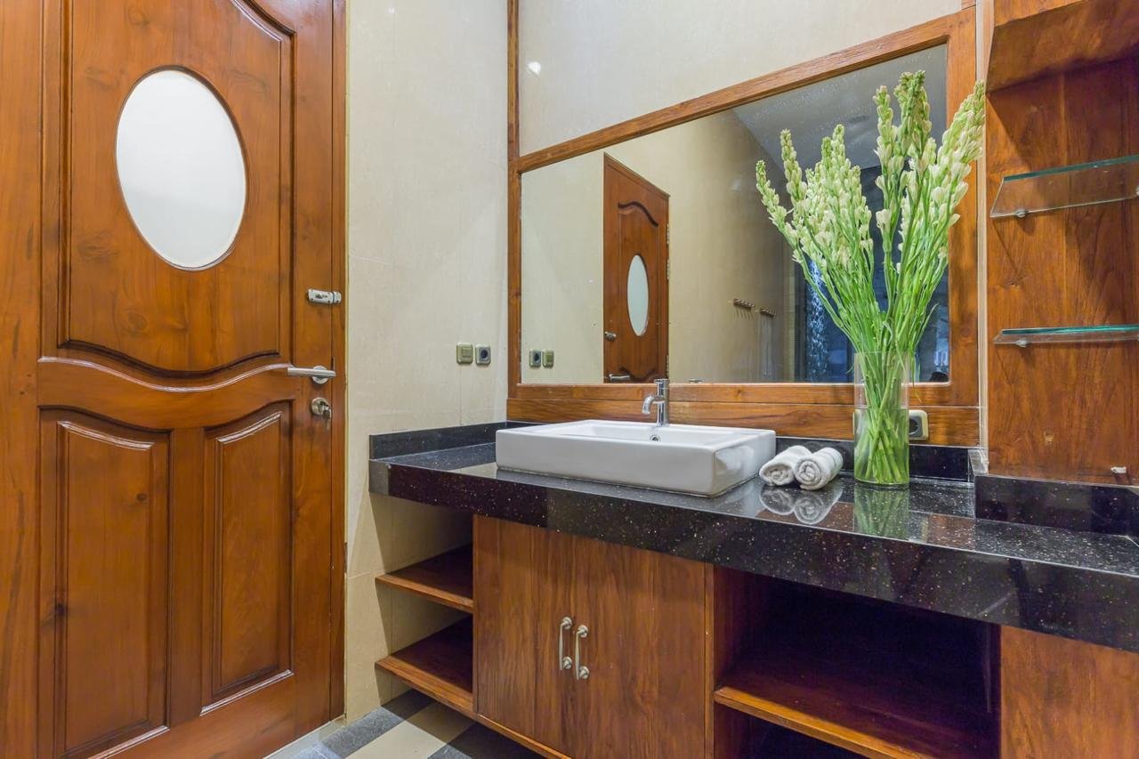 Freehold 4-Bedroom Villa Near Berawa Beach, Canggu — Move-In Ready, Walk to Beach Clubs