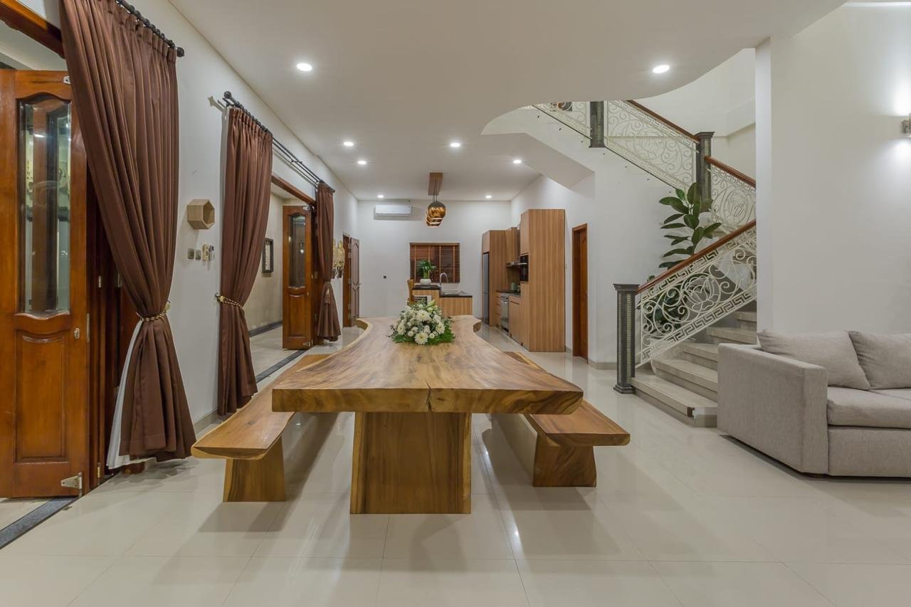 Freehold 4-Bedroom Villa Near Berawa Beach, Canggu — Move-In Ready, Walk to Beach Clubs